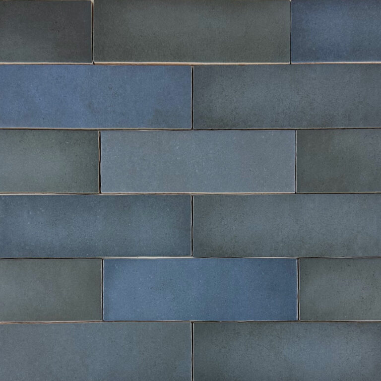 handvorm wandtegel 6,5x20 donker blauw random mat