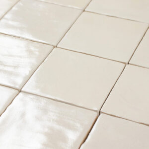 wandtegel 10x10 cm beige handvormlook creme parelmoer effect