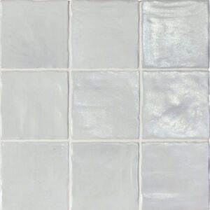 wandtegel 10x10 cm licht blauw handvormlook parelmoer effect