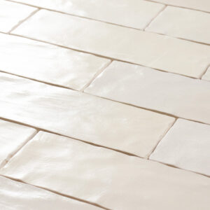 wandtegel 6,5x20 cm beige handvormlook cream parelmoer effect
