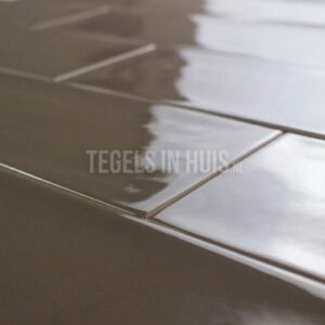 wandtegel 10x30 cm aria donker bruin glans handvorm look