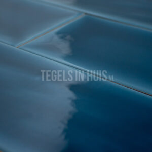wandtegel 10x30 cm aria blue blauw glans handvorm look