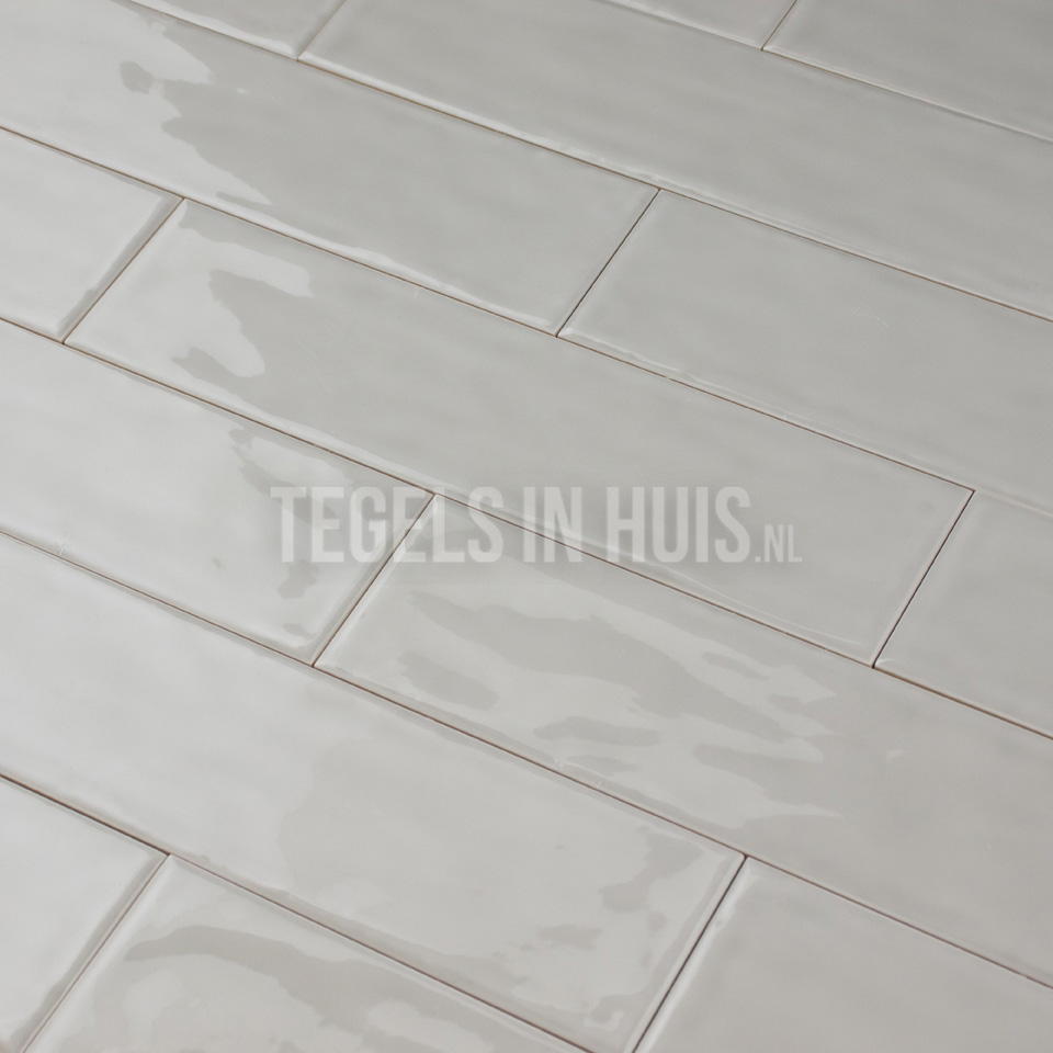 wandtegel cottage 7,5x30 glans licht grijs handvormlook met rechte kanten