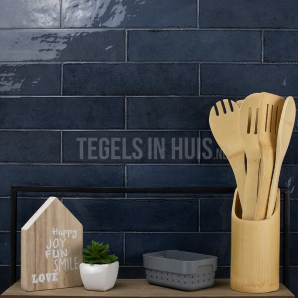 wandtegel tribe 6x24,6 cm handvorm glans donker blauw verouderd