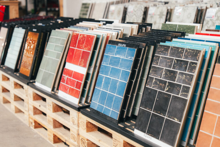 Tegels op presentatierekken in een showroom van Tegels in Huis
